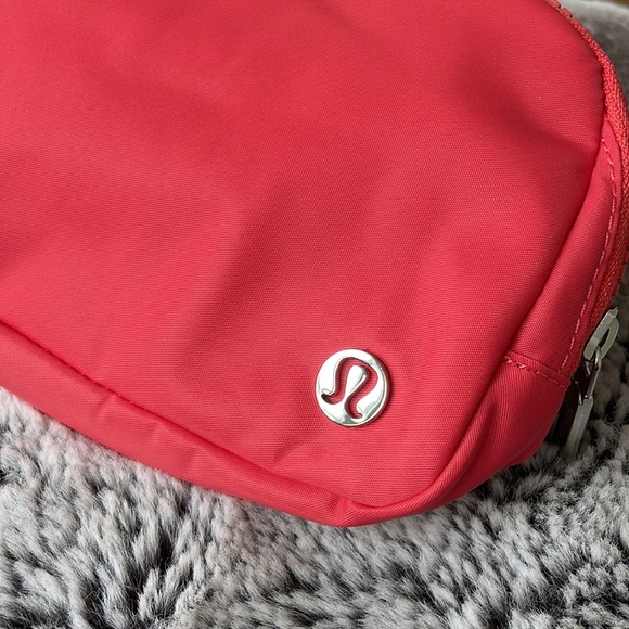 NWT Lululemon Belt Bag - Picture 6 of 16